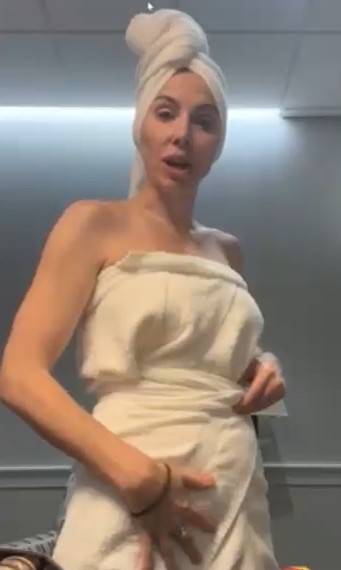 Whitney Cummings pussy flash on ig live